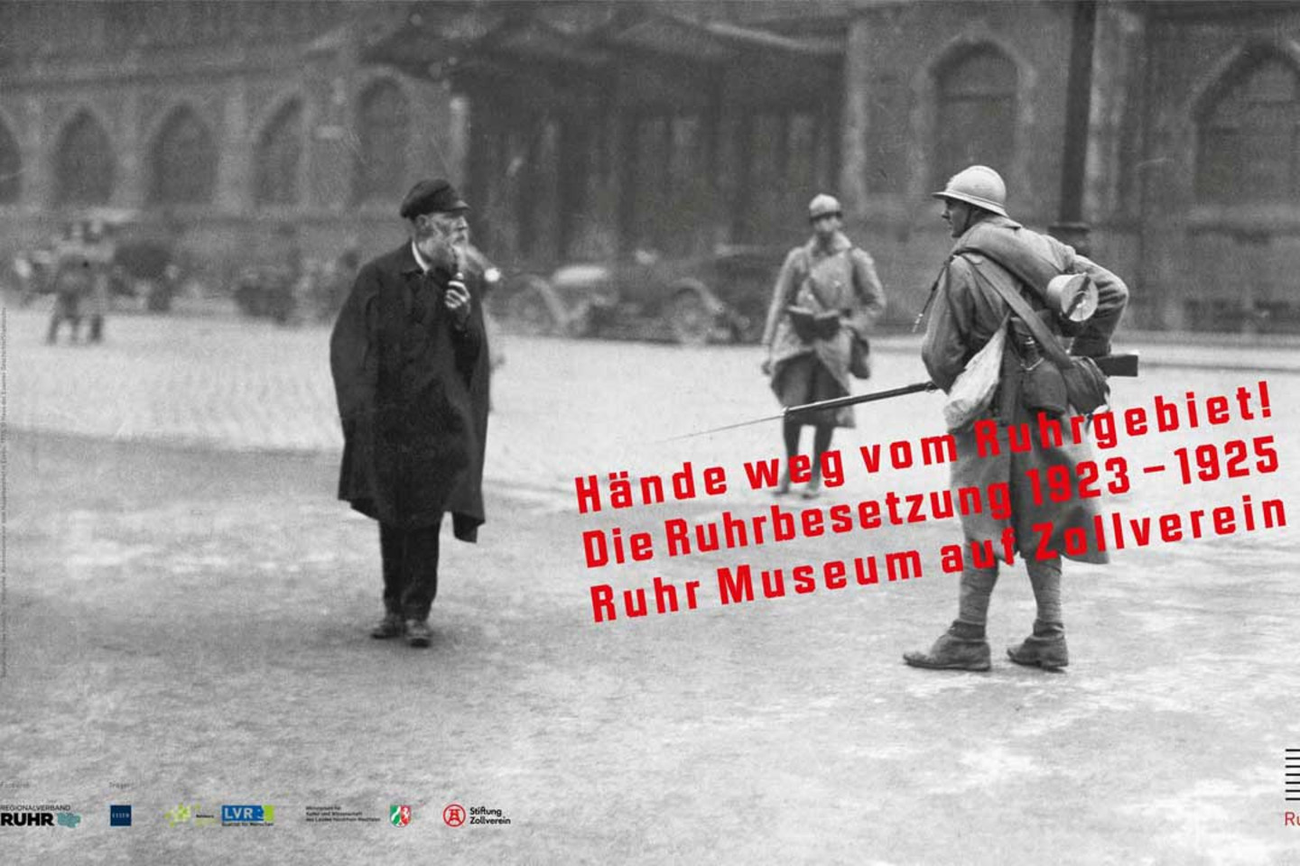 Schwarz-weiß Foto 2 Soldaten und einem Fußgänger. Ein Soldat hält eine Waffe in der Hand. Das Foto hat die rote Schrift "Hände weg vom Ruhrgebiet! Die Ruhrbesetzung 1923-1925 Ruhr Museum auf Zollverein.