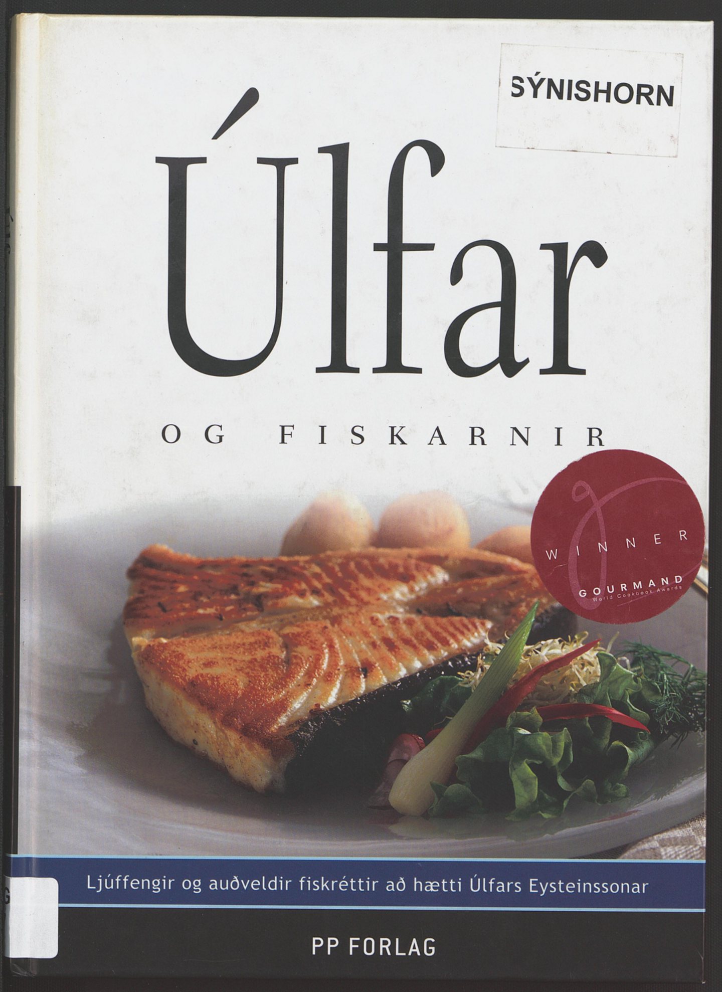 Book cover of the title "Úlfar og fiskarnir" with a photo of a dish with salmon and salad.