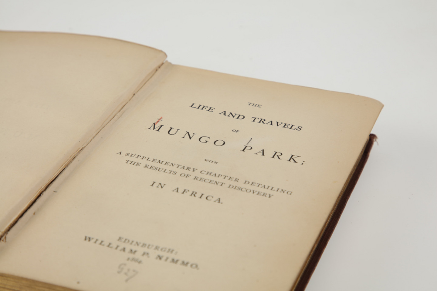 Foto eines beschädigten Buches aus dem Jahr 1864: Park, Mungo: The life and travels of Mungo Park. - Edinburgh: William P. Nimmo Ballantyne and Company, Printers 1864. Signatur: GG1/1720. Die Projektnummer lautet 2022/0015
