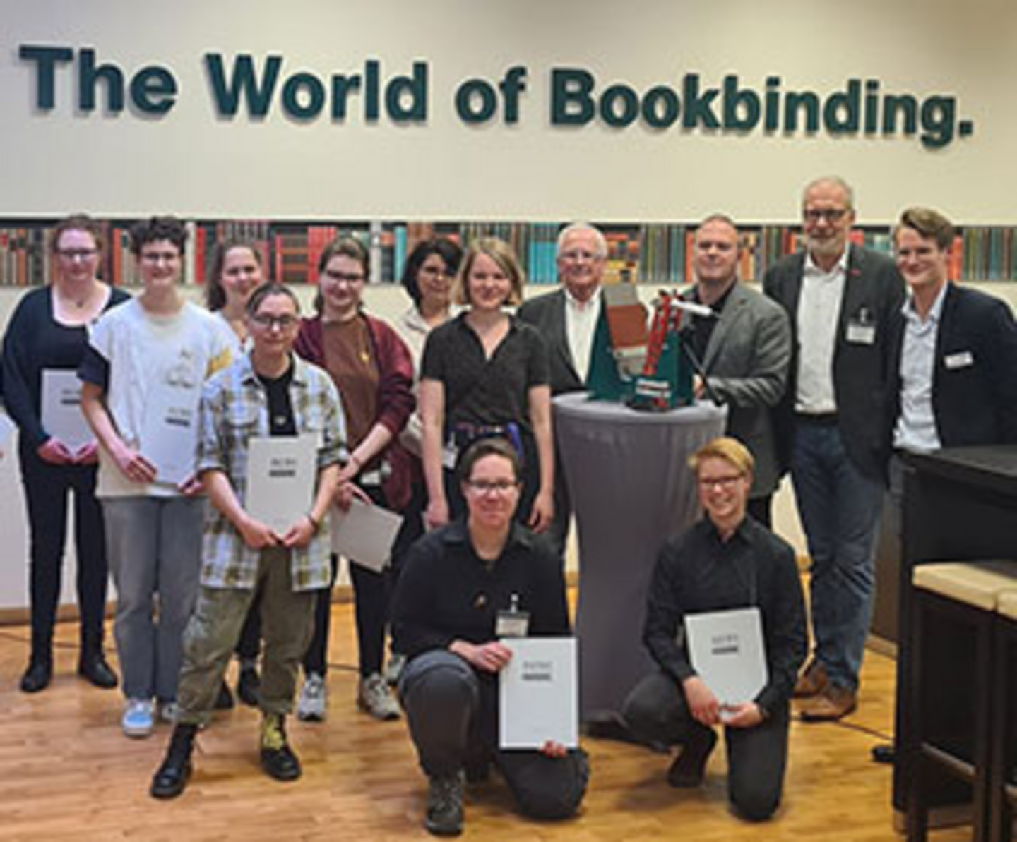 Gruppenfoto der Gewiner*innen des  internationalen Bucheinbandwettbewerbs für Auszubildende 2023.