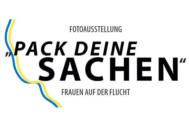 Banner mit Schriftzug schwarz auf weiß "Fotoausstellung Pack Deine Sachen Frauen auf der Flucht