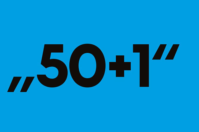 Schriftzug vor blauem Hintergrund: 50 + 1 