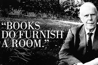 Schwarz-weiß-Bild mit Bild von A. Powell und Schriftzug "Books do furnish a room" 