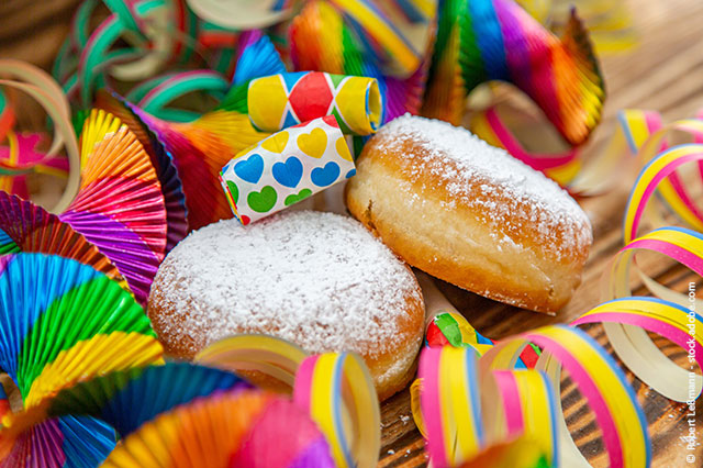 Berliner-Gebäck mit Luftschlangen