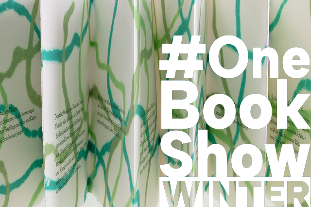 [This content is not available in "Englisch" yet] Detail eines aufgeklappten Leporellos aus handgeschöpftem Papier mit cremeweißem Hintergrund und Farblinien in verschiedenen Grüntönen. Im unteren Teil jeder Leporelloseite ist ein Abschnitt eines gedruckten Gedichts zu sehen. Im rechten Bildbereich befindet sich ein vierzeiliger Schriftzug: #One Book Show Winter.