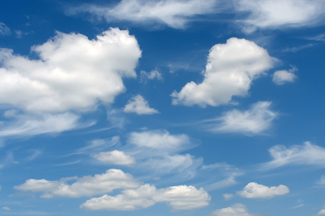 Foto von einem blauen Himmel mit weißen Wolken.